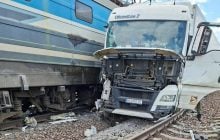На Львівщині фура протаранила пасажирський потяг