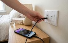 Чи можна заряджати телефон через USB-порт у розетці – і наскільки це безпечно