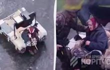 Військові дроном евакуювали пенсіонерку із "сірої зони" на Донбасі (відео)