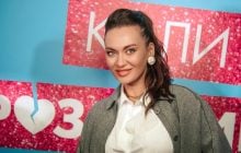 40-річна відома акторка заінтригувала букетом від загадкового військового (фото)