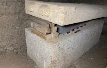 Археологи знайшли на дні шахти запечатану гробницю з покритою золотом мумією (фото)