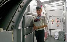 Чому бортпровідники сідають на долоні в літаку: розкрито причину дивної поведінки
