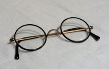 Якщо у вас є старі окуляри, не поспішайте викидати: чудові ідеї, як їх повторно використати