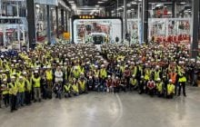 Перша електрична вантажівка Tesla Semi зійшла з конвеєра для серійного виробництва (фото)