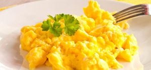 Приготувати ідеальну яєчню-бовтанку, як у ресторані, дуже просто: ось 6 секретів