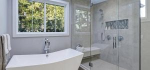 Всегда мучилась с мытьем душевой кабины, пока не нашла этот лайфхак: налет исчез за минуты