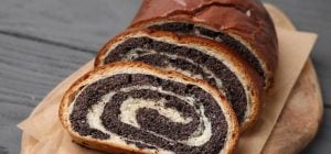 Маковий рулет на Великдень 2026: багато маку та повітряне тісто - бабусин рецепт