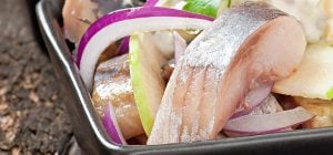 Готовлю селедку кусочками в рассоле за 10 минут: получается вкуснее любой магазинной