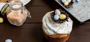 Молочная глазурь для пасхи: не липнет к рукам, не крошится и без сырых белков