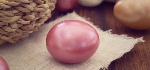 Як зробити рожеві яйця на Великдень: перламутровий ефект, якого не буде ні в кого