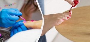 Який педикюр буде у моді цього літа: топ-10 кольорів сезону