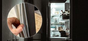 Ущільнювачі холодильника стануть білосніжними та краще прилягатимуть: чим їх протерти