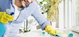 Ножем шкребти не треба: 5 способів легко видалити сліди від скотчу з пластикових вікон