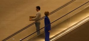 Netflix показав трейлер ромкому "Спочатку дами" з Розамунд Пайк та Сашою Бароном Коеном