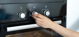 Помилка більшості господинь: що ховається за загадковим символом вентилятора в духовці