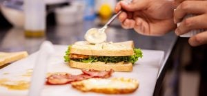 Сколько можно хранить открытый майонез: когда его нужно выбрасывать уже через час