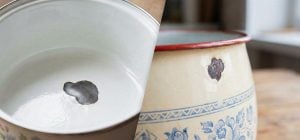 Даже большой скол еще можно исправить: чем заделать поврежденную эмаль на посуде