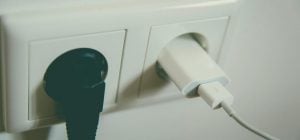 Что будет, если никогда не вынимать зарядку из розетки: ответ электриков