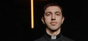 Иконы в бокалах и образ священника: популярный певец попал в скандал из-за новой песни