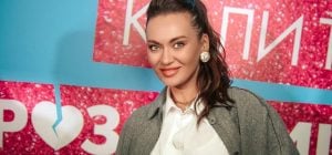 40-річна відома акторка заінтригувала букетом від загадкового військового (фото)