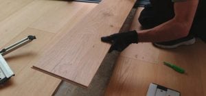 Як врятувати здутий паркет за допомогою праски: несподіваний лайфхак