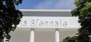 Жюри Венецианской биеннале, куда допустили РФ, в полном составе ушло в отставку
