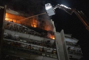 Росіяни вдарили по 16-поверхівці у Сумах, багато поранених, серед яких є дитина (фото)