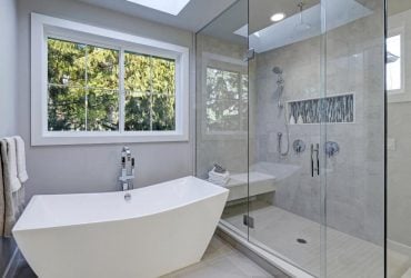 Всегда мучилась с мытьем душевой кабины, пока не нашла этот лайфхак: налет исчез за минуты