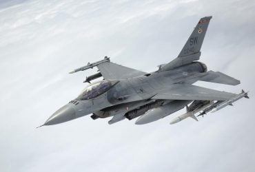 Сигнал Ирану: США продемонстрировали F-16 с мощным ударным и электронным арсеналом (фото)