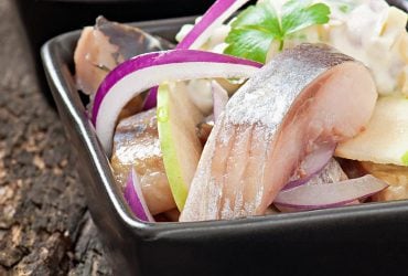 Готовлю селедку кусочками в рассоле за 10 минут: получается вкуснее любой магазинной