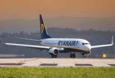 Хаос у небі: п'яний пасажир Ryanair ледь не зірвав посадку літака і потрапив до в'язниці