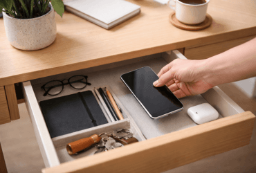 Експерти пояснили, чому не можна просто залишити старий смартфон у шухляді