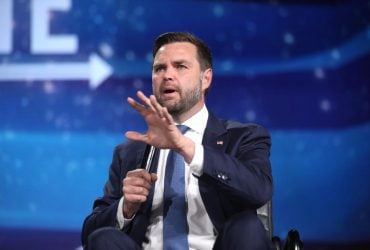 Возникло "недоразумение": Вэнс отреагировал на удары Израиля по Ливану