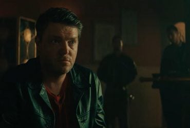 Вышел трейлер британского криминального сериала "Легенды" со звездой "Фуриосы"