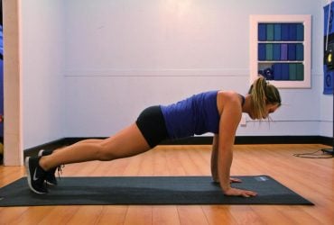 Як довго слід стояти в планці для кращого результату: експерти пояснили, що дійсно важливо