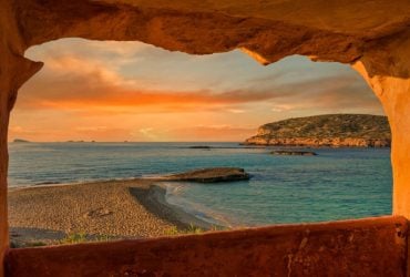 Тайна Ибицы: на остров съехались люди со всего мира и принесли с собой смертельную болезнь