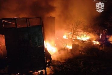 РФ массированно атаковала Одесскую область: повреждено иностранное судно, сгорела СТО