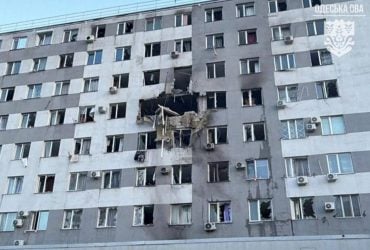 Російський безпілотник влучив у багатоповерхівку в Одесі: є загиблий та поранені