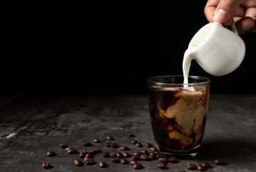 Какое молоко полезнее для кофе: обезжиренное, цельное или растительное