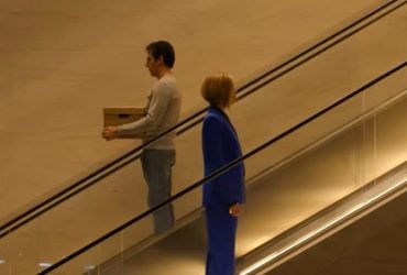 Netflix показав трейлер ромкому "Спочатку дами" з Розамунд Пайк та Сашою Бароном Коеном