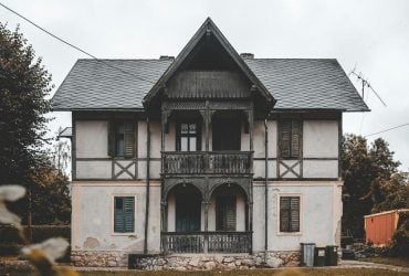 Тепло взимку й прохолодно влітку: у Румунії будують будинки за незвичайною технологією