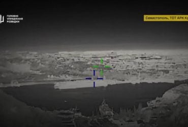 Бойцы ГУР поразили два больших десантных корабля РФ в оккупированном Крыму (видео)