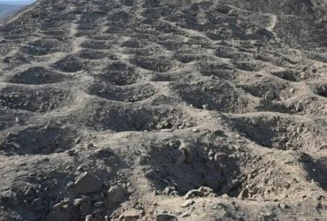 Не ритуалы: ученые раскрыли тайну тысяч ям на склоне горы в Перу