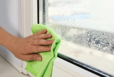 Чому кмітливі господині натирають вікна хлібом: що це дає