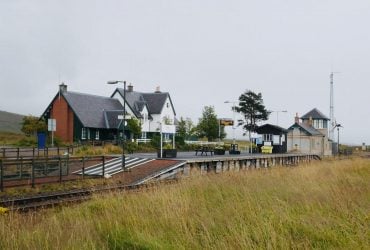 В Великобритании есть отдаленная железнодорожная станция, до которой невозможно доехать на машине