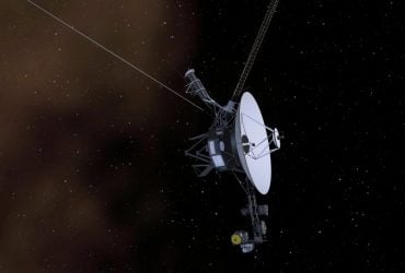 Зонд Вояджер-1 теперь так далеко от Земли, что сигнал летит к нему больше 22 часов