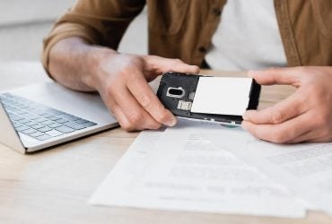 Визначено дату повернення знімних батарей у смартфони – це торкнеться і iPhone