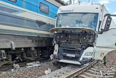 На Львівщині фура протаранила пасажирський потяг