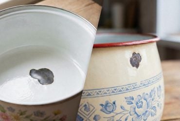 Даже большой скол еще можно исправить: чем заделать поврежденную эмаль на посуде