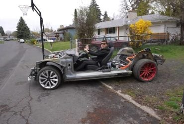 Американець купив електрокар Tesla без кузова за $2000: запас ходу виявився несподіваним